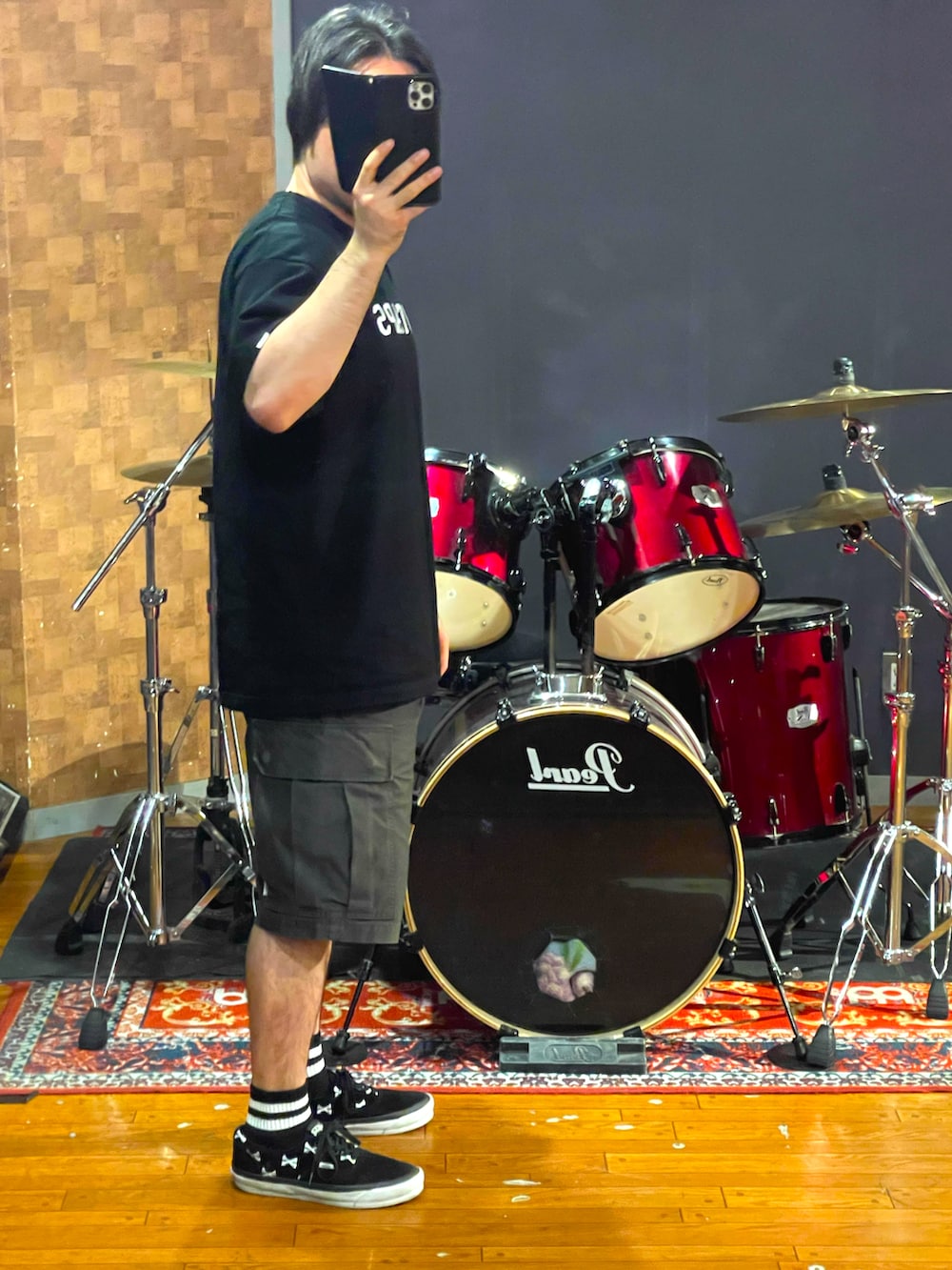 ブラック系のTシャツ/カットソー、ブラック系のカーゴパンツ、ブラック系のスニーカーを着用したメンズの夏コーディネートの2枚目の写真