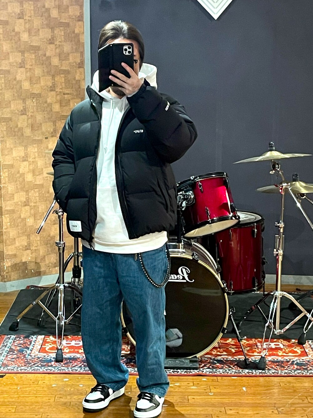 「wtaps、NIKE、デニム、ペインターパンツ、スニーカー、ストリート、シンプル、大人カジュアル、カジュアル、いいね、save、フォローお願いします🤑、おしゃれさんと繋がりたい、パーカー、ビッグシルエット、冬コーデ、今日のコーデ」｜「WTAPSのアイテム（ダウンジャケット/コート、ブラック系）」を使った、minetoraさん（メンズ・171cm）の冬コーディネートの5枚目の写真