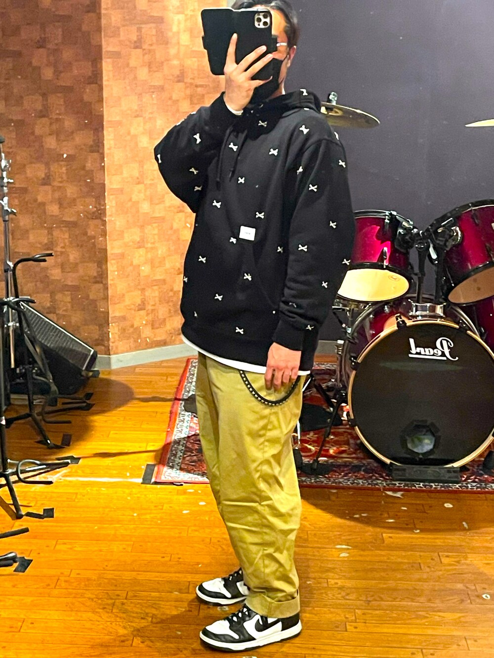 「大人カジュアル、ビッグシルエット、お洒落さんとつながりたい、ゆるコーデ、オーバーサイズ、ストリート、ワイドパンツ、ラフ、パーカー、チノパン、スニーカー、ベージュ、wtaps、CALEE、NIKE」｜「WTAPSのアイテム（パーカー、ブラック系）」を使った、minetoraさん（メンズ・170cm）の春コーディネートの3枚目の写真