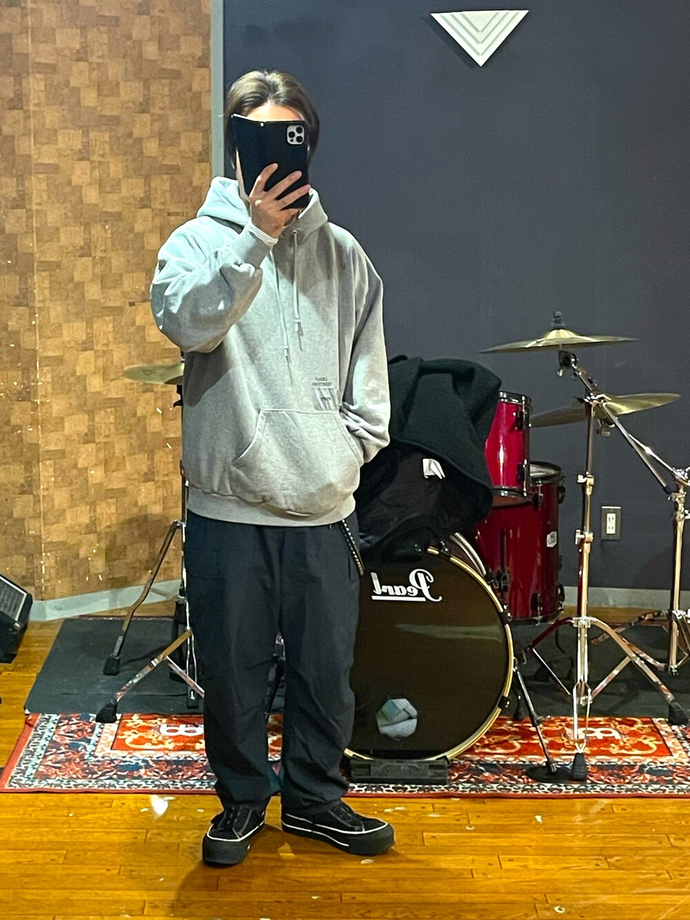 ブラック系のジャケット/アウター、グリーン系のカーゴパンツ、ブラック系のスニーカーを着用したメンズの冬コーディネートの5枚目の写真