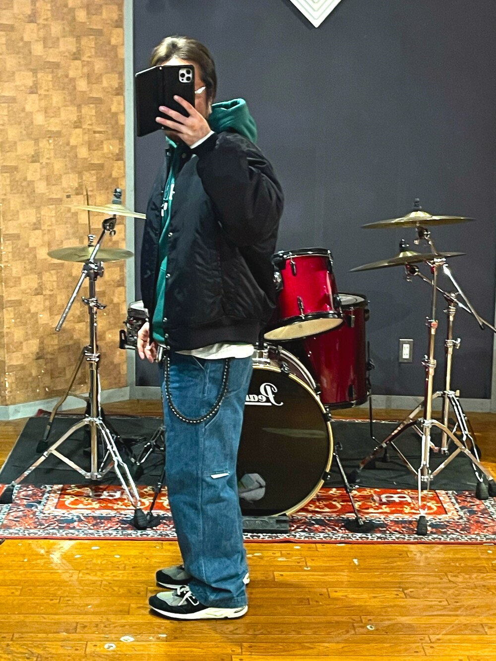 ブラック系のジャケット/アウター、ブルー系のデニムパンツ、ブルー系のスニーカーを着用したメンズの秋コーディネートの4枚目の写真