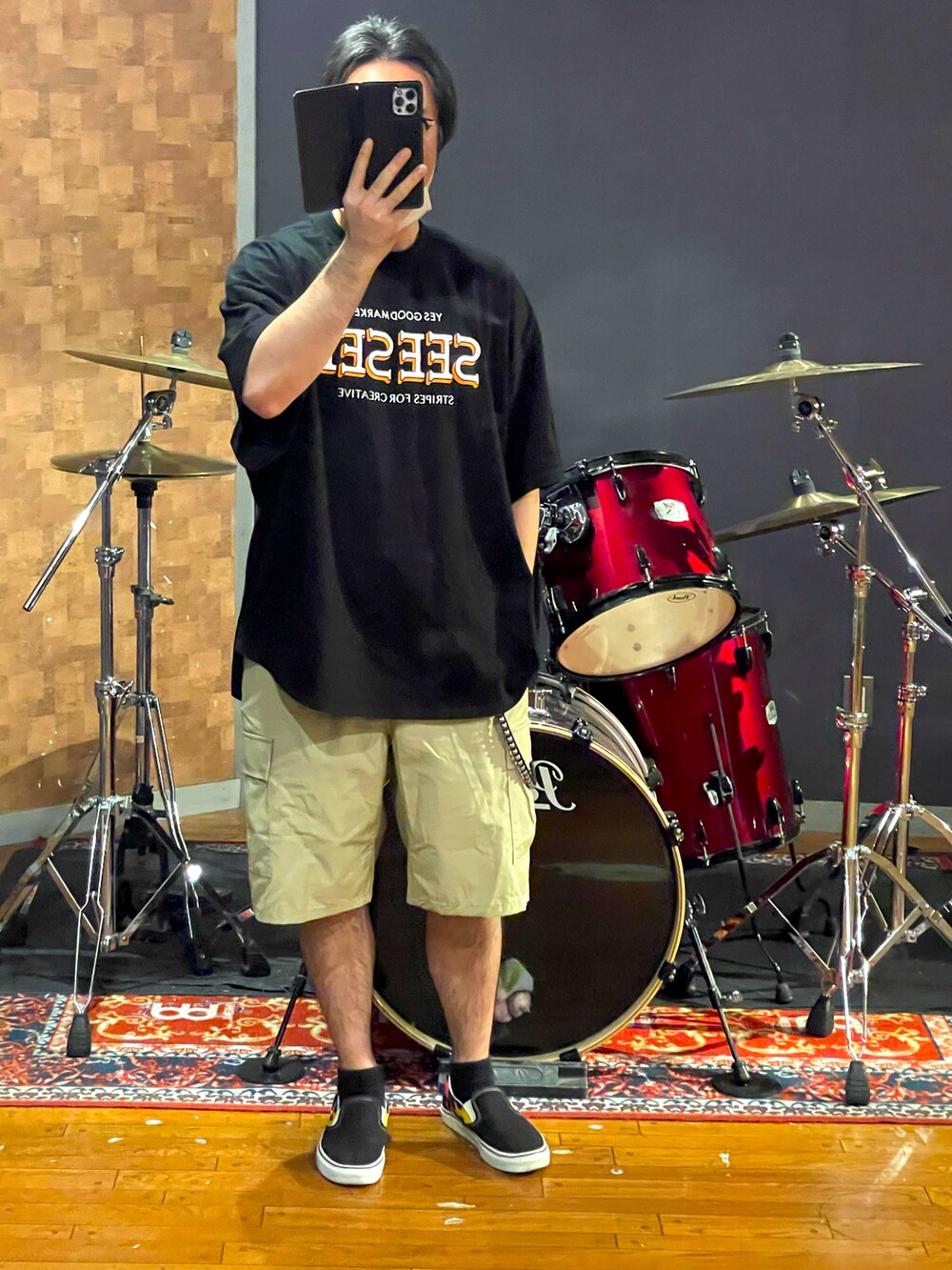 ブラック系のTシャツ/カットソー、ベージュ系のカーゴパンツ、ブラック系のスニーカーを着用したメンズの夏コーディネートの5枚目の写真