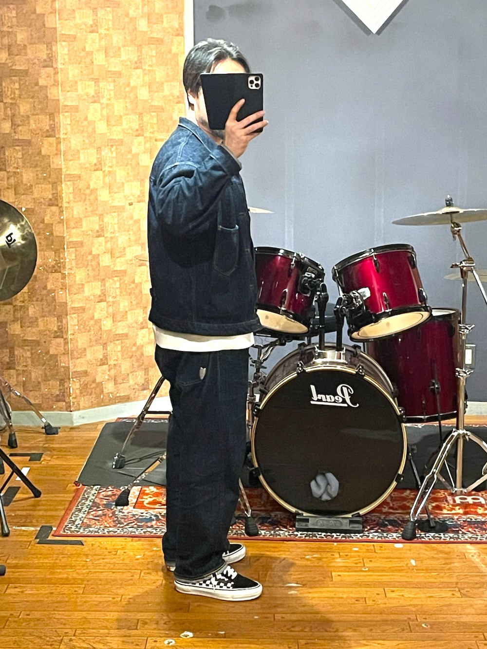 ブルー系のデニムジャケット、ホワイト系のTシャツ/カットソー、ホワイト系のスニーカーを着用したメンズの春コーディネートの3枚目の写真