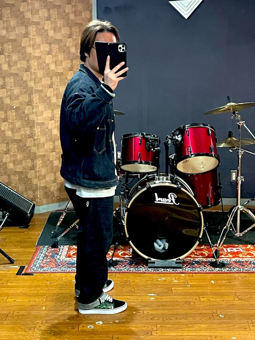 「onepieceofrock、wtaps、NEIGHBORHOOD、VANS、TRADMAN'S BONSAI、大人カジュアル、デニム、スニーカー、シンプルコーデ、いいね、save、フォローお願いします🤑、アメカジ、デニムオンデニム、レイヤードスタイル、休日スタイル、メンズファッション」｜「onepieceofrockのアイテム（デニムジャケット、ブルー系）」を使った、minetoraさん（メンズ・171cm）の春コーディネートの3枚目の写真