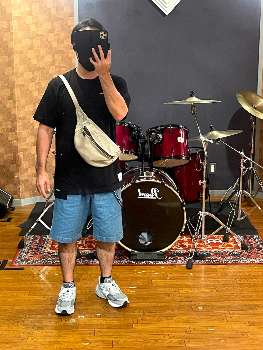 「Tシャツ、shorts、ストリート、ラフ、カジュアル、スニーカー、ミニバッグ、オトナカジュアル、wtaps、NEIGHBORHOOD、vanson、New Balance、CALEE、いいね、save、フォローお願いします🤑、メンズファッション」｜「NEIGHBORHOODのアイテム（Tシャツ/カットソー、ブラック系）」を使った、minetoraさん（メンズ・170cm）の秋コーディネートの4枚目の写真