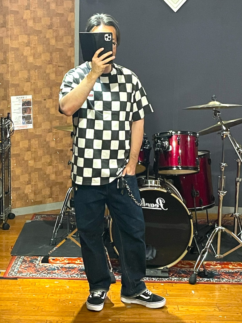 ホワイト系のTシャツ/カットソー、ブルー系のデニムパンツ、ブラック系のスニーカーを着用したメンズの夏コーディネートの5枚目の写真