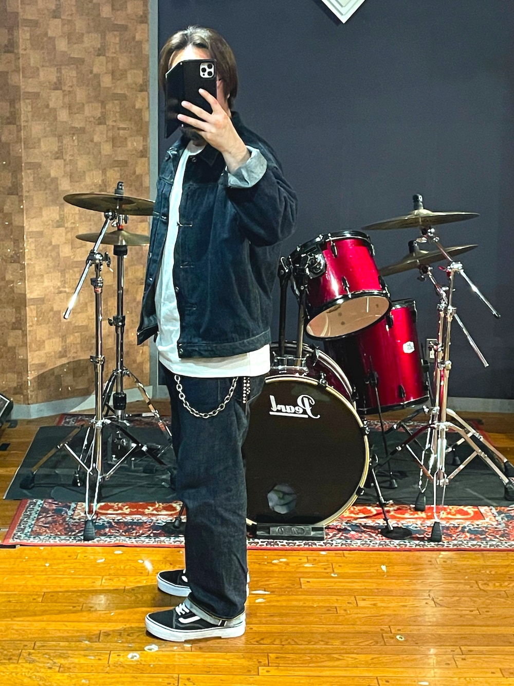 「onepieceofrock、BEAMS、Champion、VANS、デニム、スニーカー、ウォレットチェーン、春コーデ、白Tシャツ、カジュアル、大人カジュアル、シンプルコーデ、ラフ、アメカジ、今日のコーデ」｜「onepiece of rockのアイテム（デニムジャケット、ブルー系）」を使った、minetoraさん（メンズ・171cm）の春コーディネートの4枚目の写真