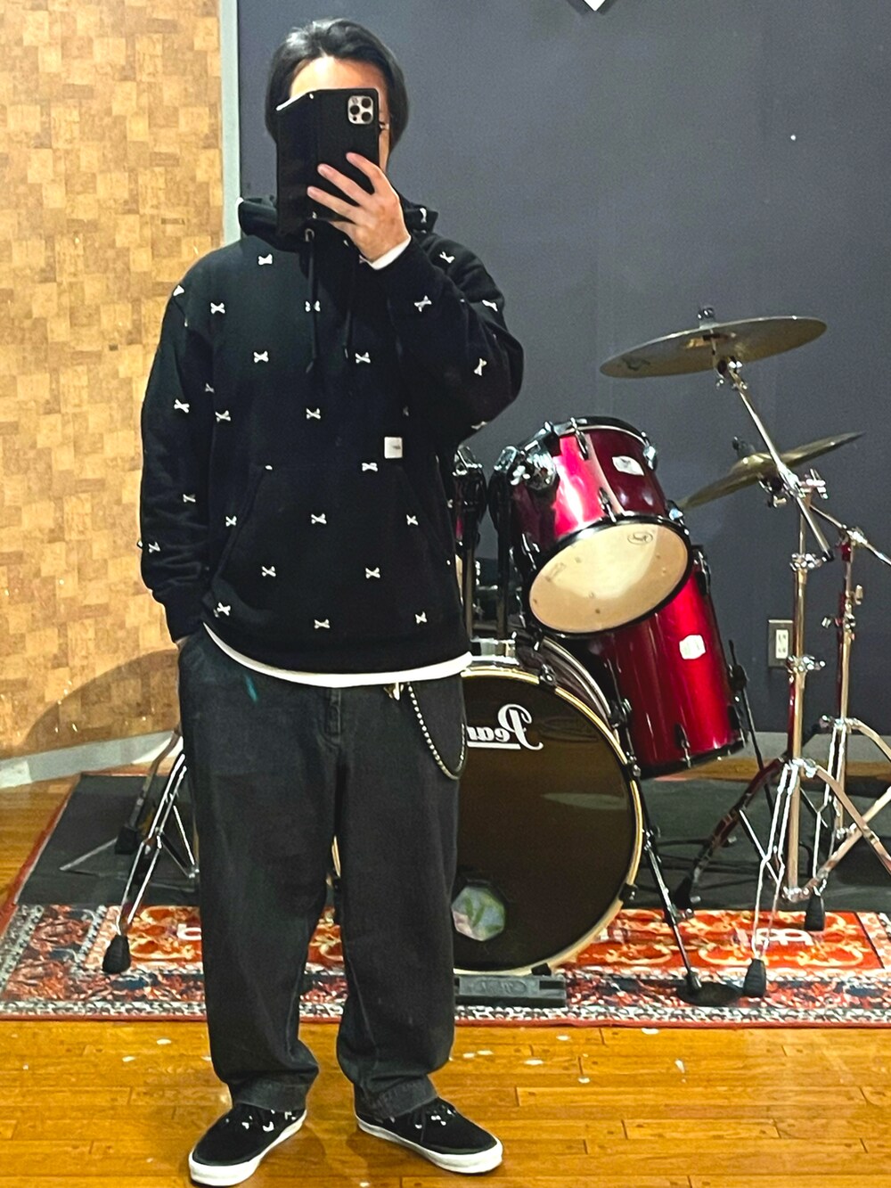 ブラック系のダウンジャケット/コート、ブラック系のパーカー、ブラック系のデニムパンツを着用したメンズの冬コーディネートの5枚目の写真