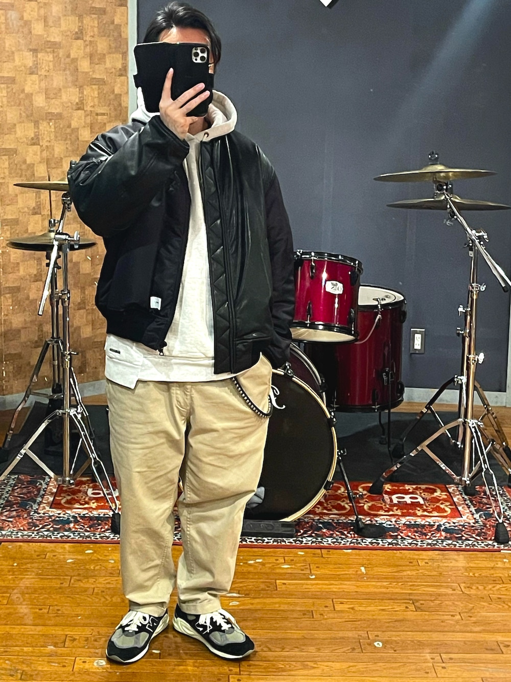 「大人カジュアル、カジュアル、MA-1、チノパン、スニーカー、パーカー、おしゃれさんと繋がりたい、いいね、save、フォローお願いします🤑、ストリート、冬コーデ、wtaps、New Balance、NEIGHBORHOOD、BROCHURE、CALEE」｜「NEIGHBORHOODのアイテム（MA-1、ブラック系）」を使った、minetoraさん（メンズ・171cm）の冬コーディネートの3枚目の写真