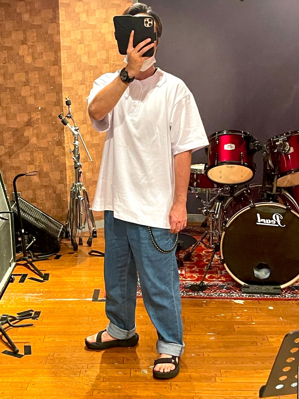 「夏、オトナカジュアル、シンプル、メンズコーデ、カジュアル、オーバーサイズ、ストリートコーデ、ビッグシルエット、白Tシャツ、スポーツサンダル、フリークスストア、wtaps、CALEE、VAGUE WATCH CO.、teva」｜「FREAK'S STOREのアイテム（Tシャツ/カットソー、ホワイト系）」を使った、minetoraさん（メンズ・170cm）の夏コーディネートの3枚目の写真