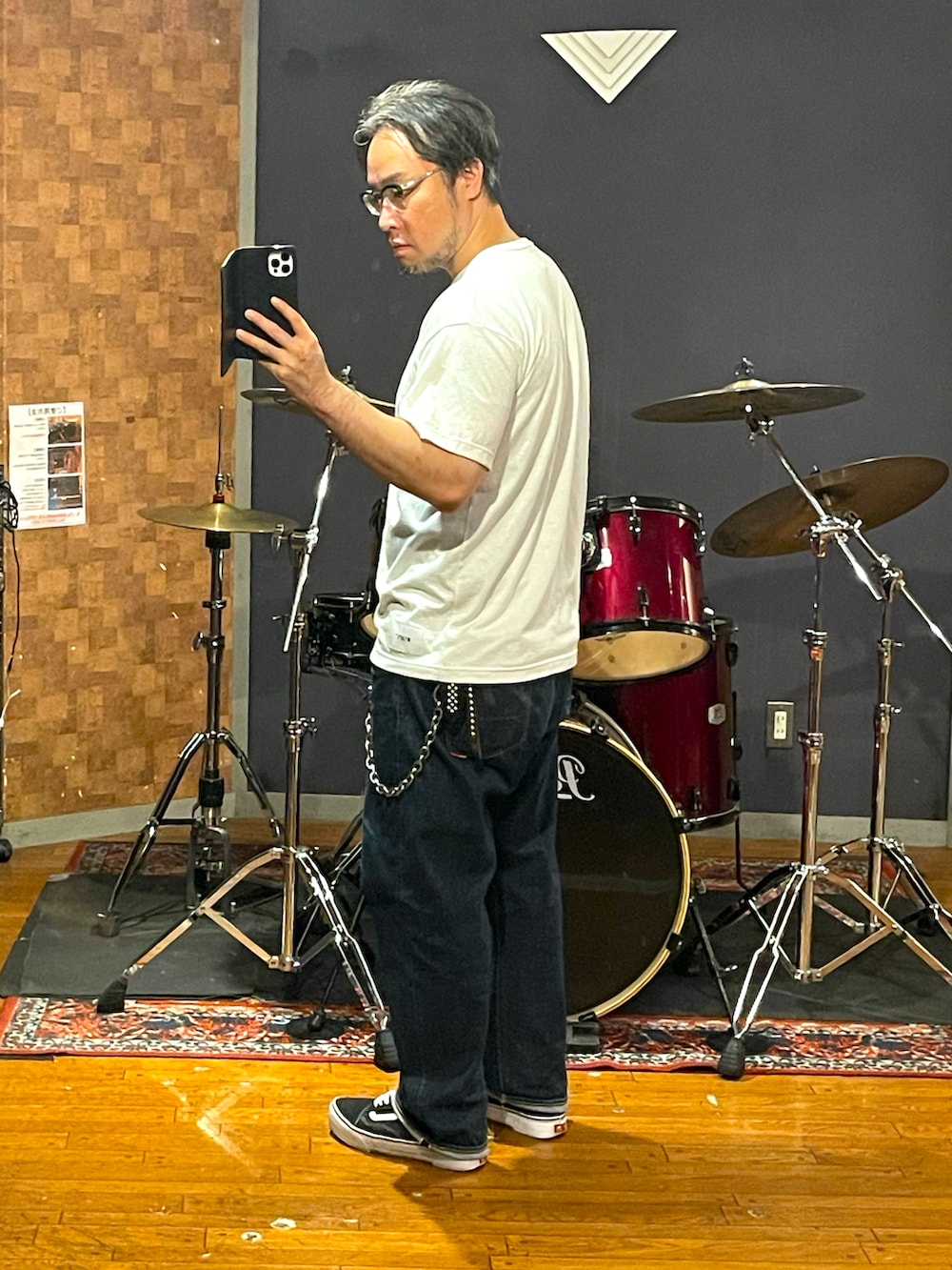 ホワイト系のTシャツ/カットソー、ブルー系のデニムパンツ、ブラック系のスニーカーを着用したメンズの夏コーディネートの3枚目の写真