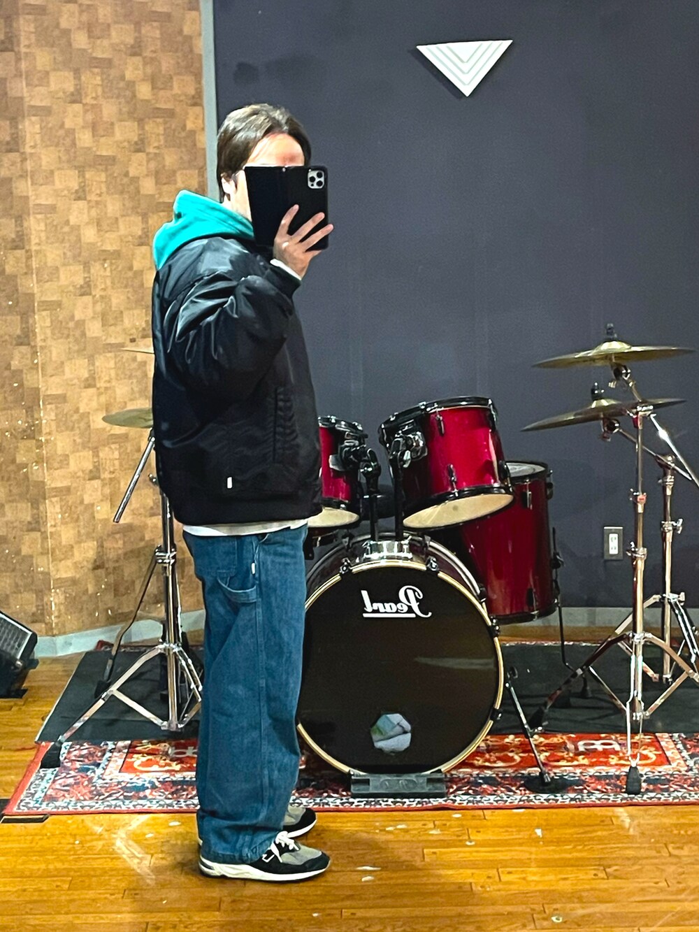 ブラック系のジャケット/アウター、ブルー系のデニムパンツ、ブルー系のスニーカーを着用したメンズの秋コーディネートの2枚目の写真