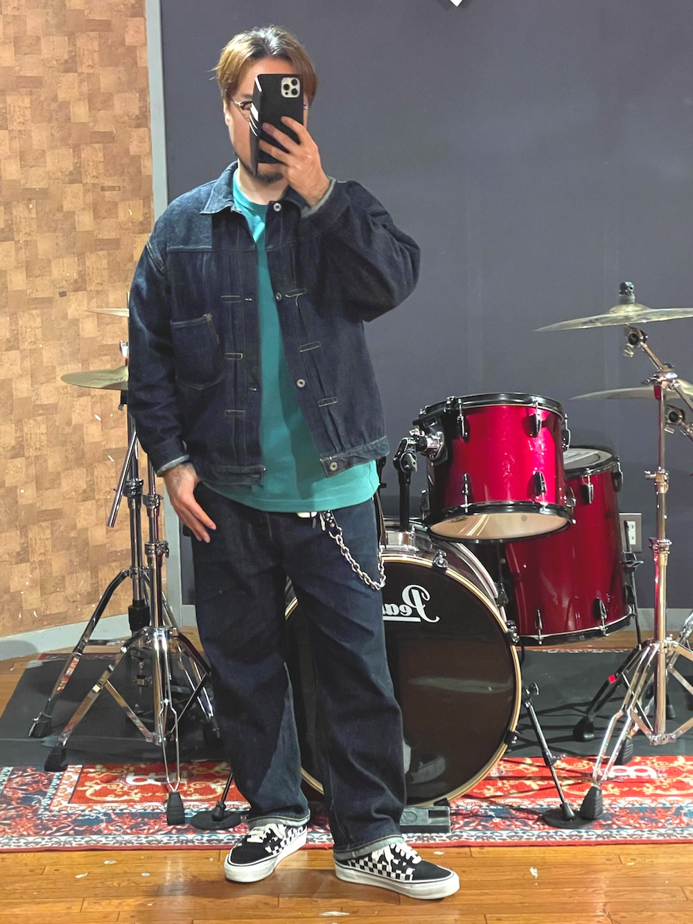 ブルー系のデニムジャケット、ブルー系のデニムパンツ、グリーン系のTシャツ/カットソーを着用したメンズの秋コーディネートの5枚目の写真