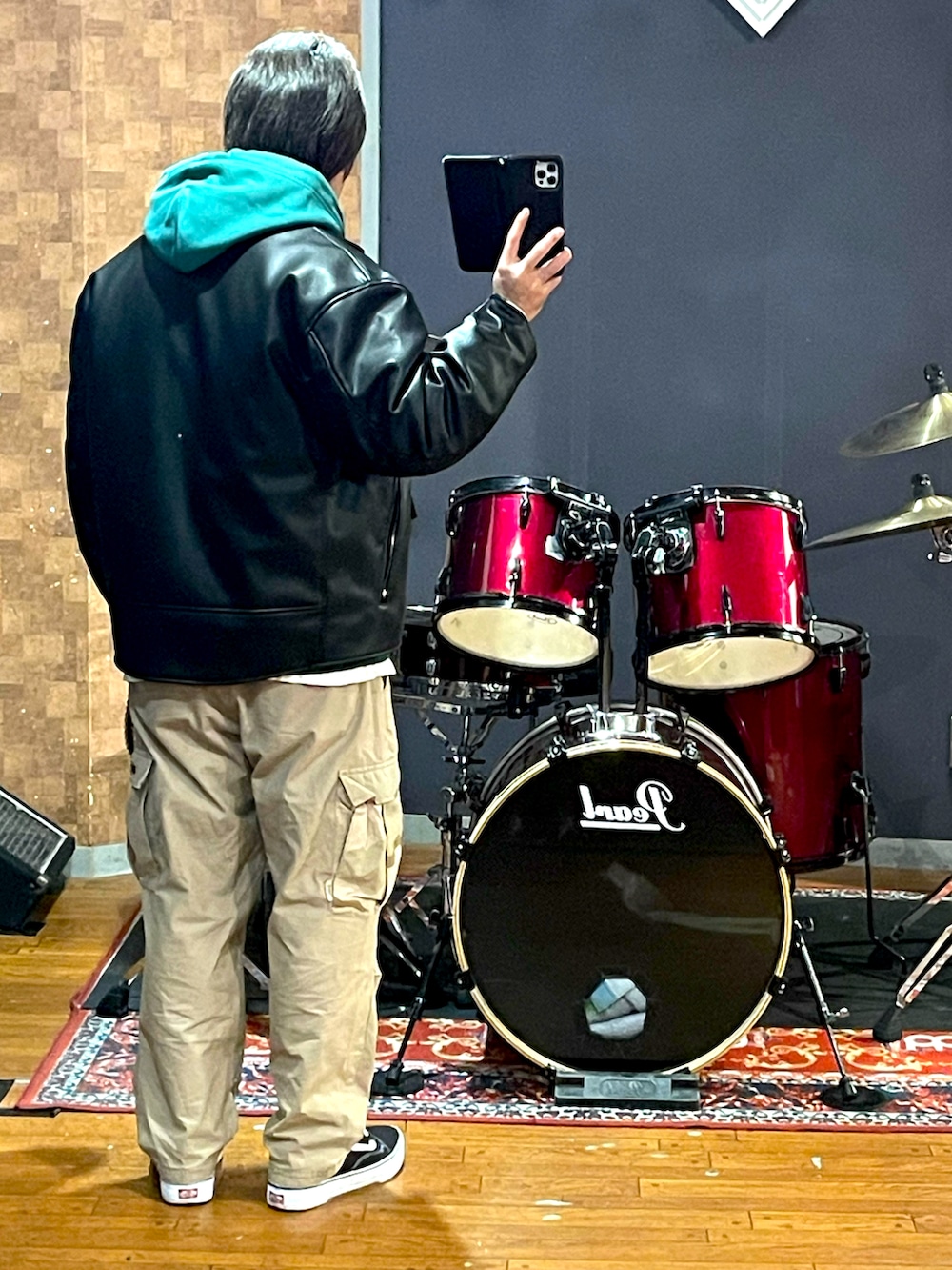 「ライダース、パーカー、カーゴパンツ、スニーカー、FAT、wtaps、VANS、おしゃれさんと繋がりたい、いいね、save、フォローお願いします🤑、ビッグシルエット、ブラック、ストリート、大人カジュアル、シンプルコーデ、メンズライク」｜「FATのアイテム（ライダースジャケット、ブラック系）」を使った、minetoraさん（メンズ・171cm）の冬コーディネートの3枚目の写真