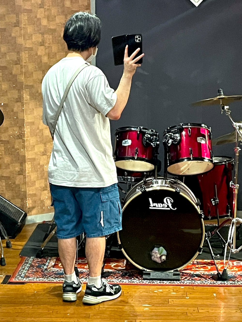「ビッグシルエット、オーバーサイズ、ストリート、ラフ、デニム、カーゴパンツ、shorts、スニーカー、Tシャツ、大人カジュアル、カジュアル、シンプル、wtaps、New Balance、夏コーデ」｜「WTAPSのアイテム（Tシャツ/カットソー、グレー系）」を使った、minetoraさん（メンズ・171cm）の夏コーディネートの4枚目の写真