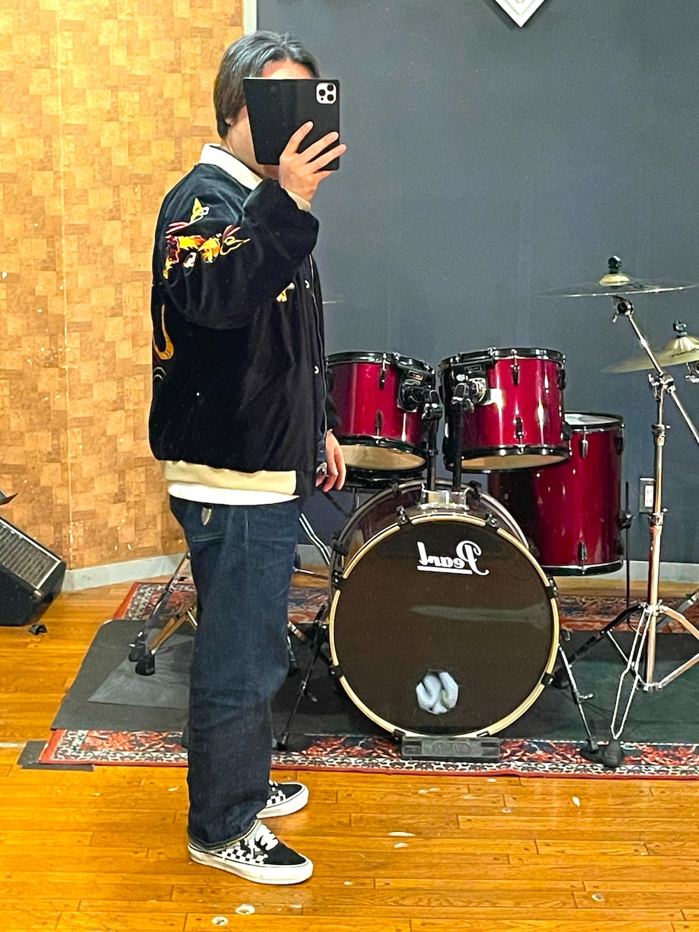 ブラック系のスカジャン、ブルー系のデニムジャケット、ホワイト系のTシャツ/カットソーを着用したメンズの冬コーディネートの3枚目の写真