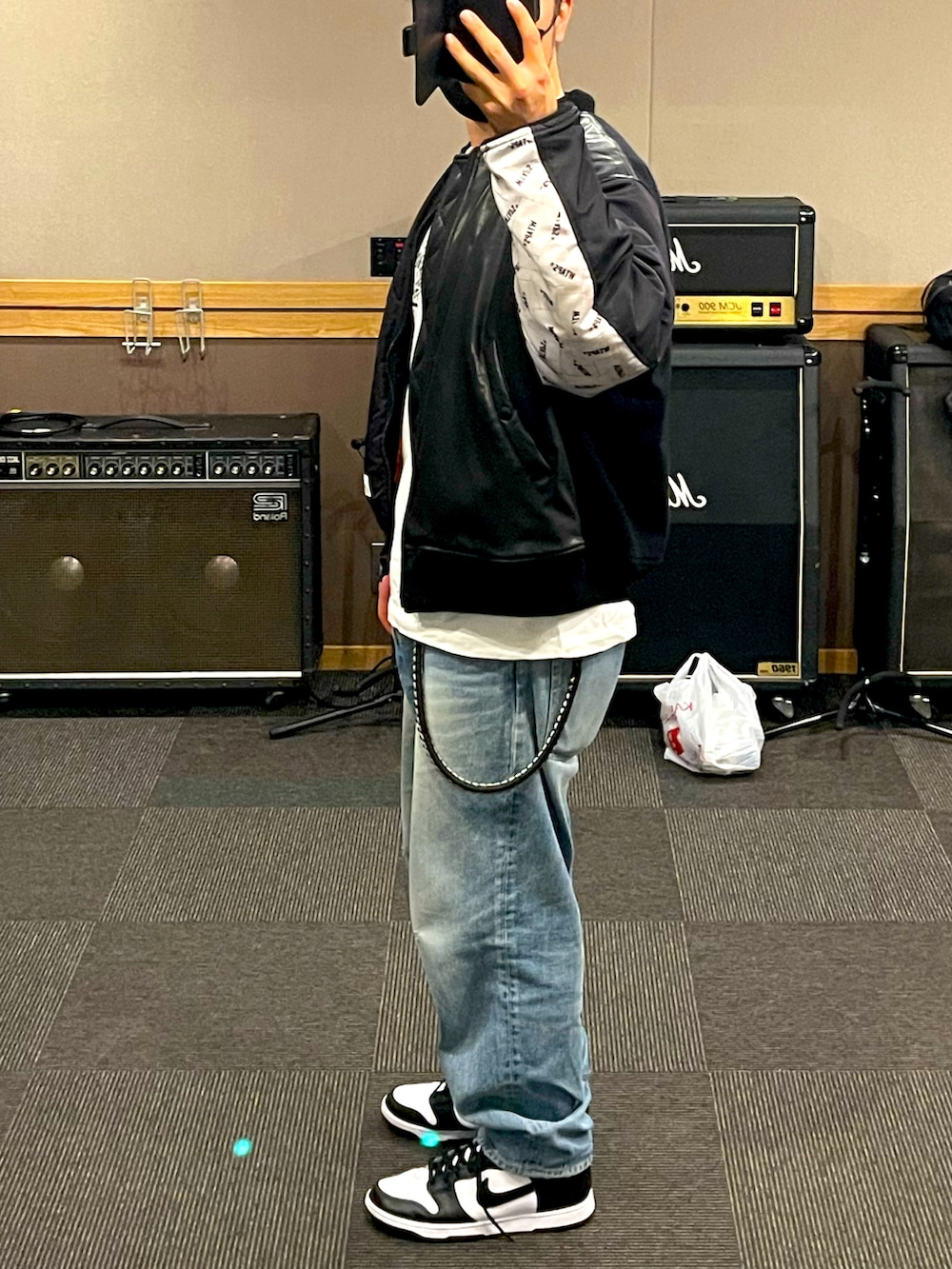 「シンプルスタイル、春、カジュアルコーデ、スニーカー、ストリートコーデ、MA-1、デニム、スニーカーコーデ、wtaps、NEIGHBORHOOD、CALEE、NIKE、きれいめカジュアル、ストリート」｜「WTAPSのアイテム（MA-1、ブラック系）」を使った、minetoraさん（メンズ・170cm）の春コーディネートの3枚目の写真