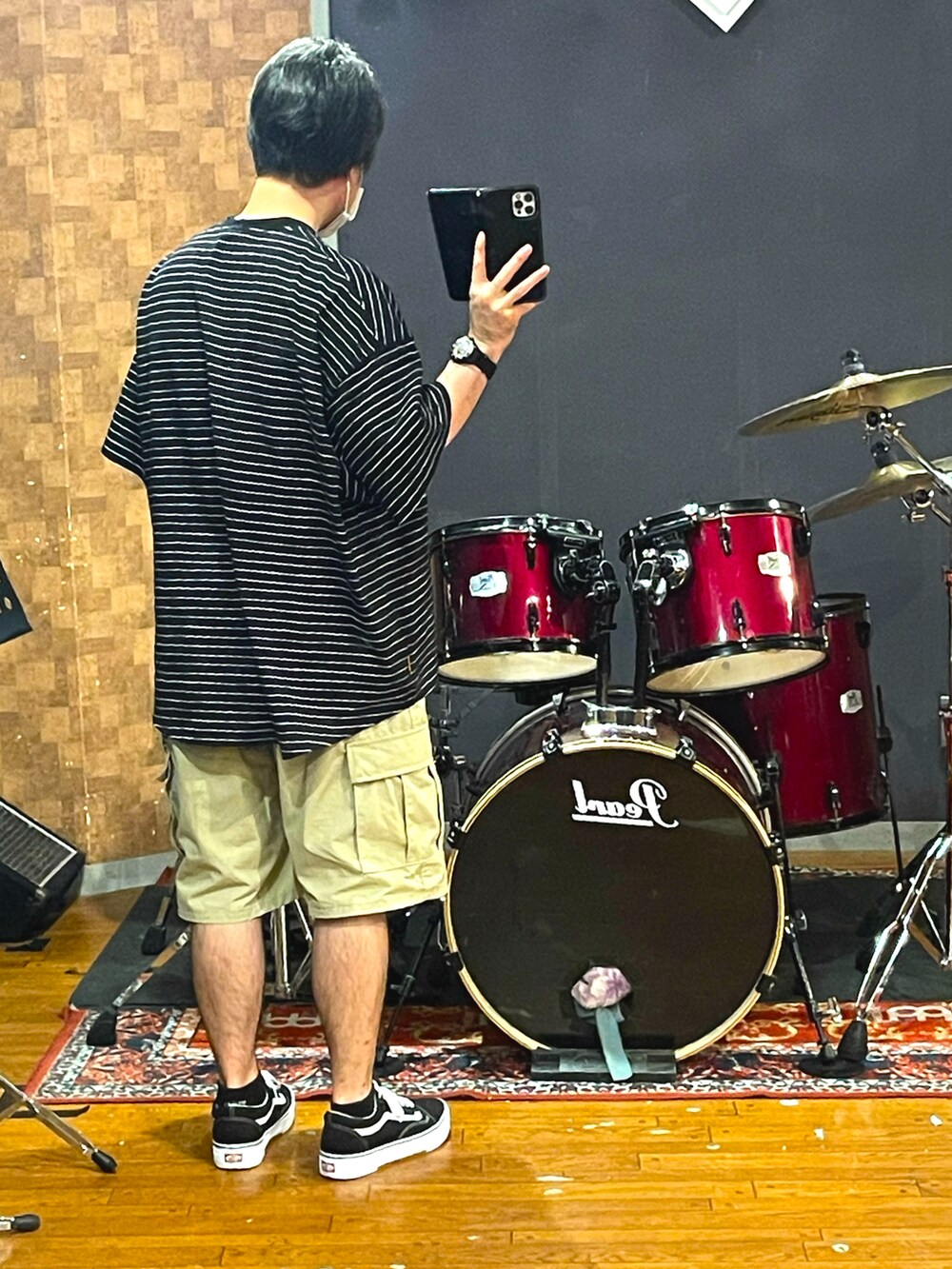 ブラック系のTシャツ/カットソー、ベージュ系のカーゴパンツ、ブラック系のスニーカーを着用したメンズの夏コーディネートの3枚目の写真