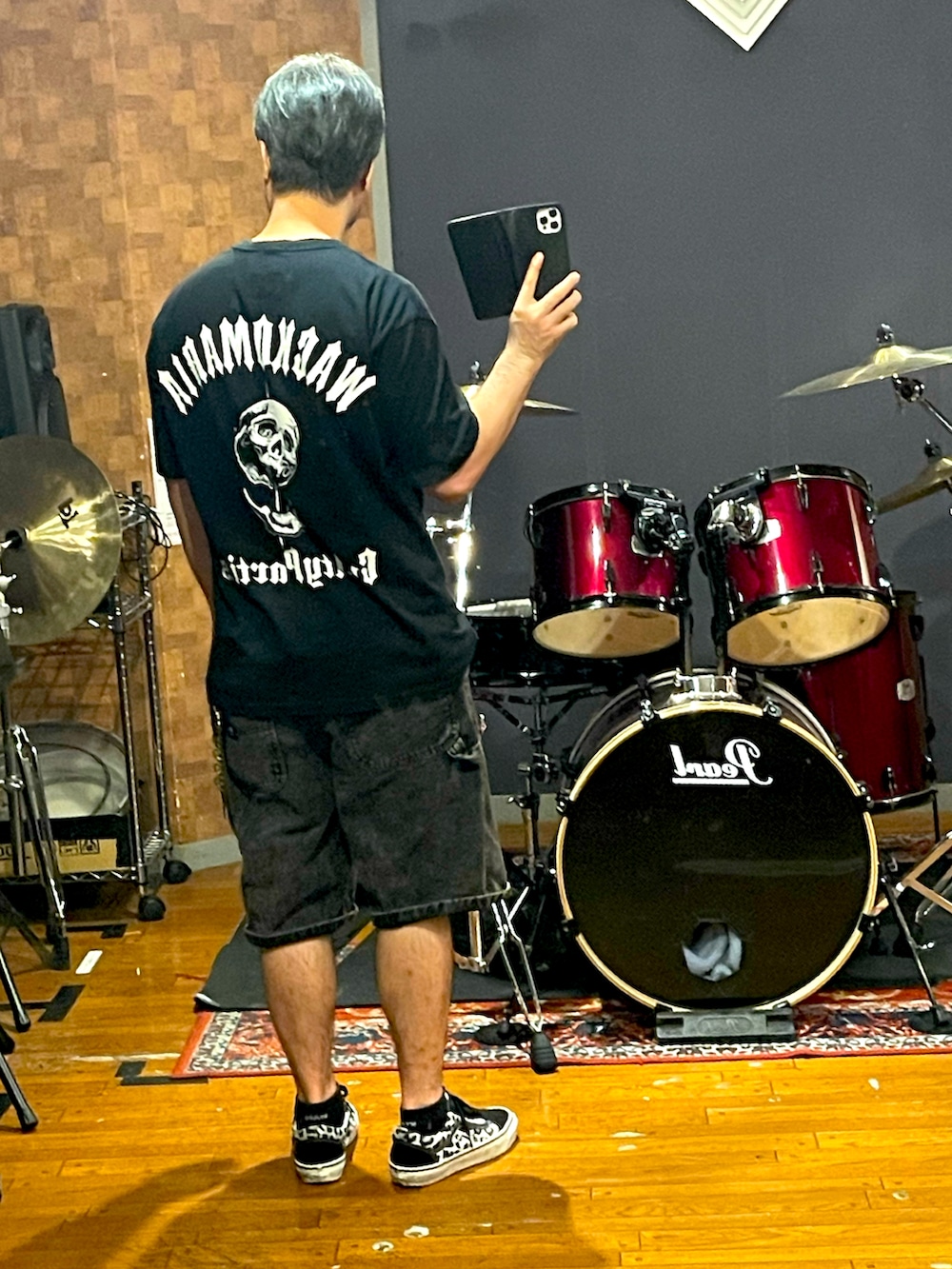 ブラック系のTシャツ/カットソー、ブラック系のデニムパンツ、ブラック系のスニーカーを着用したメンズの夏コーディネートの3枚目の写真