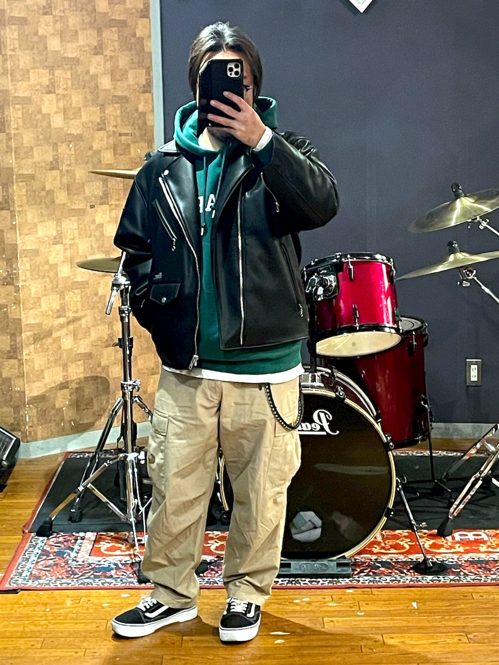 「ライダース、パーカー、カーゴパンツ、スニーカー、FAT、wtaps、VANS、おしゃれさんと繋がりたい、いいね、save、フォローお願いします🤑、ビッグシルエット、ブラック、ストリート、大人カジュアル、シンプルコーデ、メンズライク」｜「FATのアイテム（ライダースジャケット、ブラック系）」を使った、minetoraさん（メンズ・171cm）の冬コーディネートの5枚目の写真