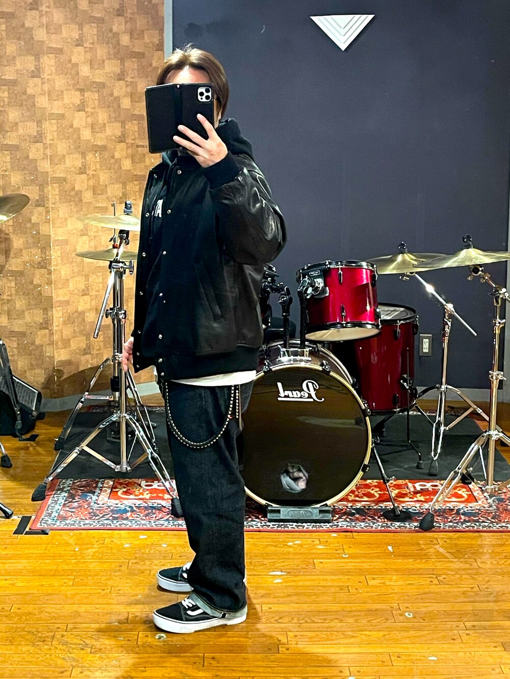 「wackomaria、wtaps、uchidahousei、VANS、デニム、レザージャケット、スタジャン、バーカー、スニーカー、大人カジュアル、シンプルコーデ、ストリート、シンプルスタイル、おしゃれさんと繋がりたい、カジュアル」｜「wackomariaのアイテム（スタジャン、ブラック系）」を使った、minetoraさん（メンズ・171cm）の冬コーディネートの3枚目の写真
