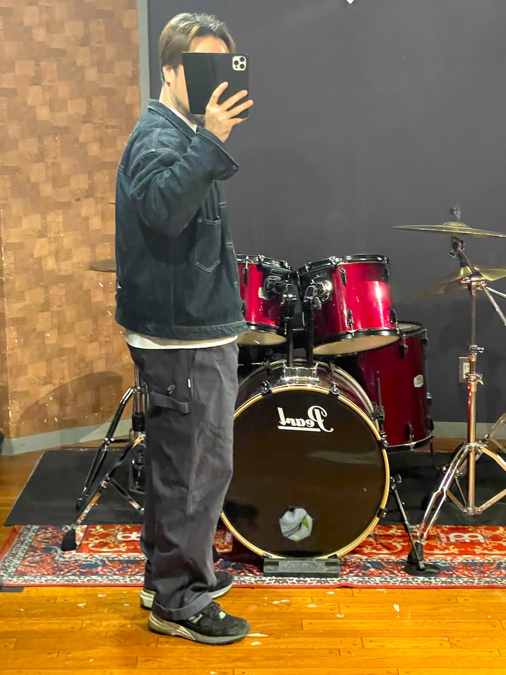 ブルー系のデニムジャケット、ホワイト系のTシャツ/カットソー、グレー系のその他パンツを着用したメンズの秋コーディネートの2枚目の写真