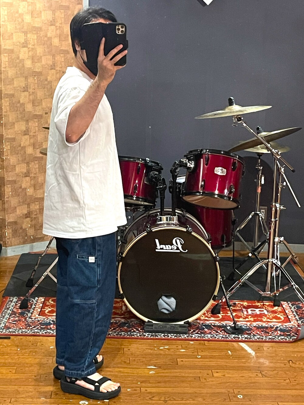 「大人カジュアル、シンプル、ビッグシルエット、おしゃれさんと繋がりたい、シンプルコーデ、デニム、スポーツサンダル、白Tシャツ、オーバーサイズ、ラフ、カジュアル、カジュアルコーデ、persevere、teva、いいね、save、フォローお願いします🤑」｜「FREAK'S STOREのアイテム（Tシャツ/カットソー、ホワイト系）」を使った、minetoraさん（メンズ・171cm）の秋コーディネートの2枚目の写真