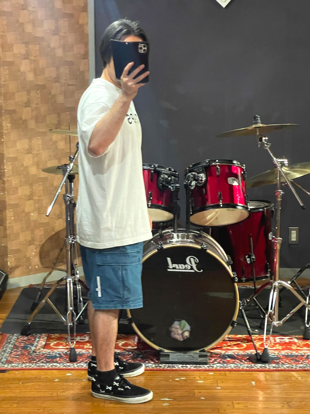 「ビッグシルエット、オーバーサイズ、ストリート、ラフ、カジュアル、大人カジュアル、スニーカー、カーゴパンツ、白Tシャツ、shorts、デニム、wtaps、VANS、シンプル、いいね、save、フォローお願いします🤑」｜「WTAPSのアイテム（Tシャツ/カットソー、ホワイト系）」を使った、minetoraさん（メンズ・171cm）の夏コーディネートの2枚目の写真