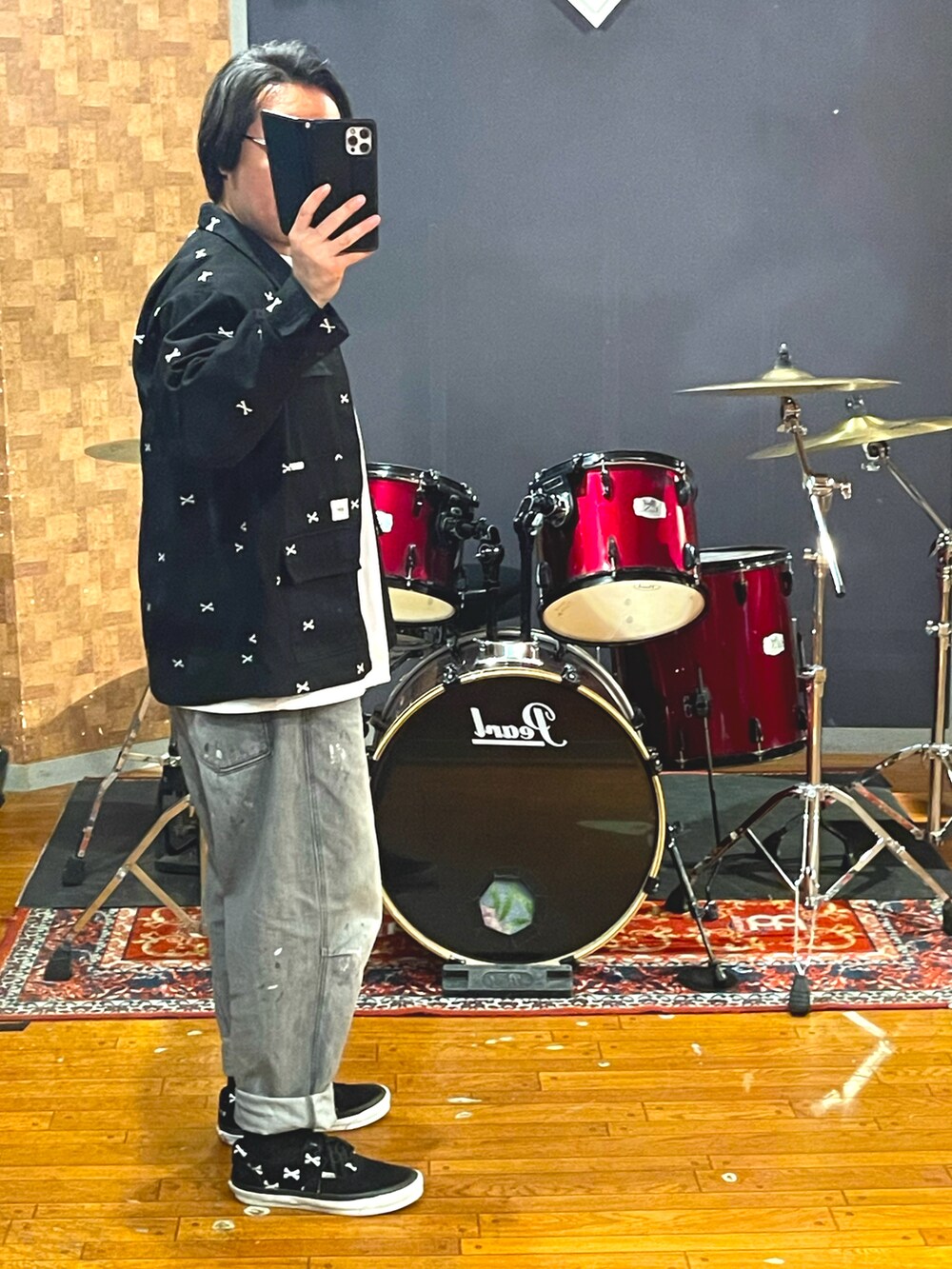 「春コーデ、スニーカーコーデ、大人カジュアル、カジュアル、ビッグシルエット、オーバーサイズ、スニーカー、デニム、ストリート、ラフ、シンプル、春夏コーデ、wtaps、Liberaiders、VANS」｜「WTAPSのアイテム（トップス、ブラック系）」を使った、minetoraさん（メンズ・171cm）の春コーディネートの2枚目の写真