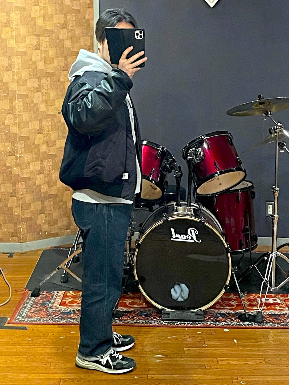 ブラック系のMA-1、グレー系のパーカー、ブルー系のデニムパンツを着用したメンズの春コーディネートの3枚目の写真