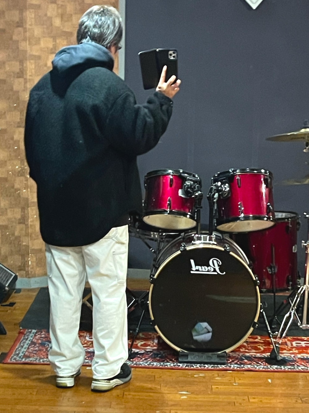 ブラック系のジャケット/アウター、ホワイト系のデニムパンツ、ブラック系のスニーカーを着用したメンズの秋コーディネートの3枚目の写真