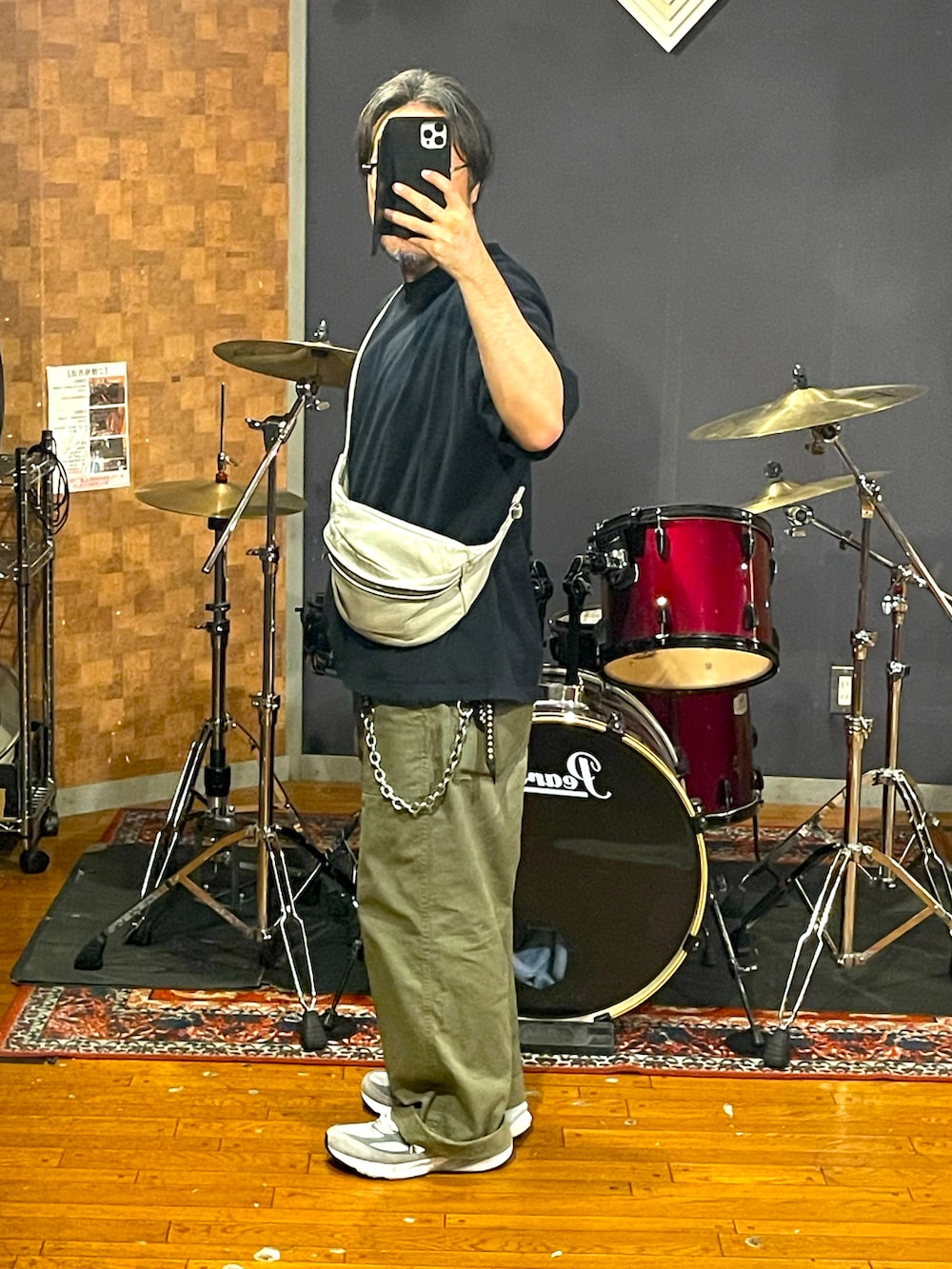 ブルー系のTシャツ/カットソー、グリーン系のパンツ、グレー系のスニーカーを着用したメンズの秋コーディネートの2枚目の写真