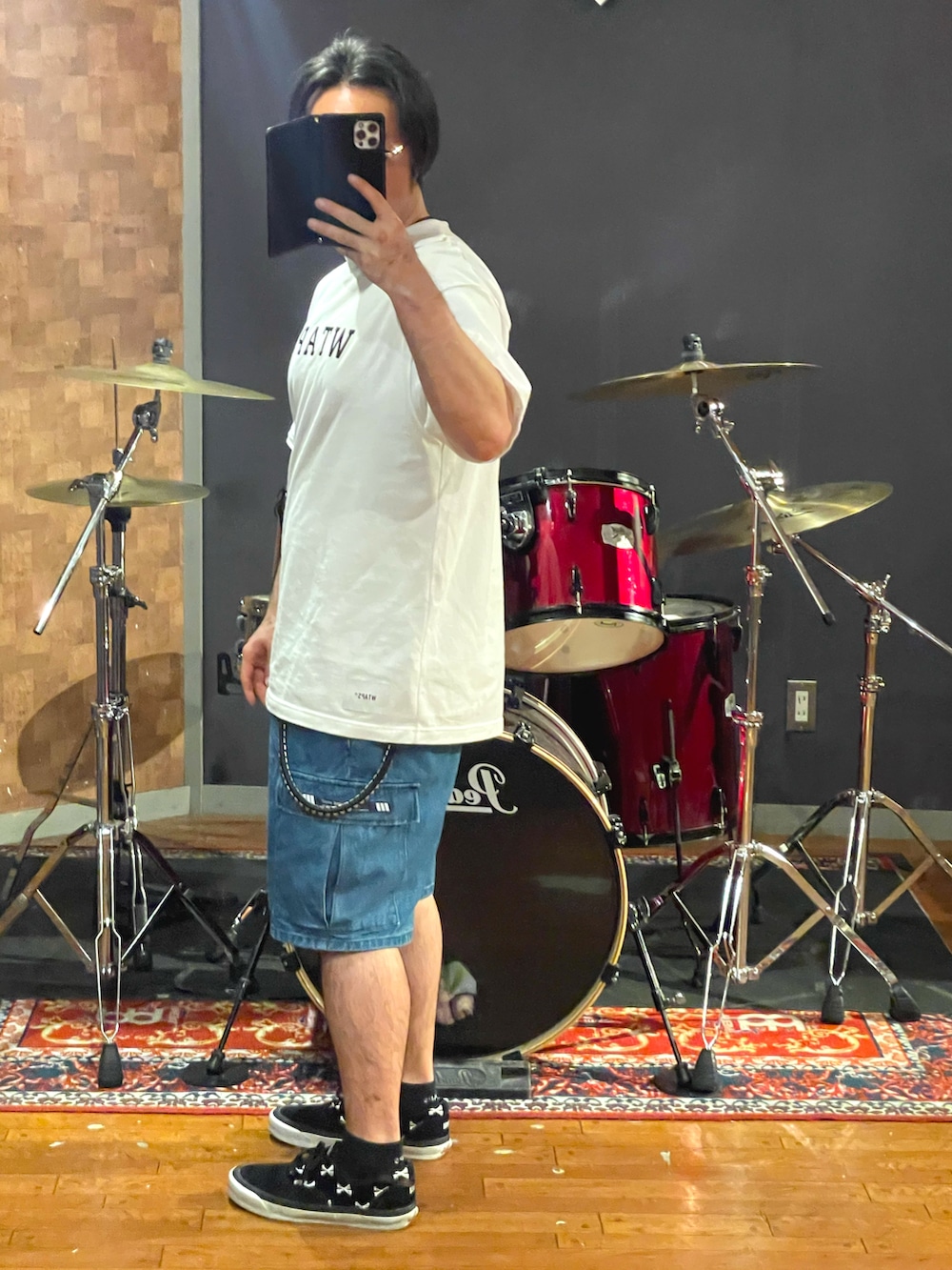 「ビッグシルエット、オーバーサイズ、ストリート、ラフ、カジュアル、大人カジュアル、スニーカー、カーゴパンツ、白Tシャツ、shorts、デニム、wtaps、VANS、シンプル、いいね、save、フォローお願いします🤑」｜「WTAPSのアイテム（Tシャツ/カットソー、ホワイト系）」を使った、minetoraさん（メンズ・171cm）の夏コーディネートの3枚目の写真