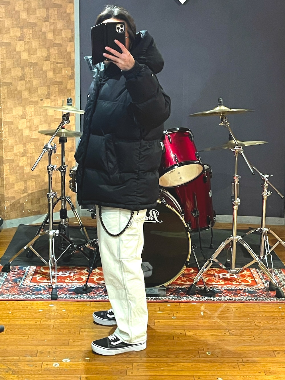 「wtaps、COOTIE、nautica、VANS、ビッグシルエット、オーバーサイズ、大人コーデ、大人カジュアル、ダウンジャケット、ペインターパンツ、スニーカー、冬コーデ、ストリート、メンズコーデ、白パンツ」｜「WTAPSのアイテム（ダウンジャケット/コート、ブラック系）」を使った、minetoraさん（メンズ・171cm）の冬コーディネートの3枚目の写真