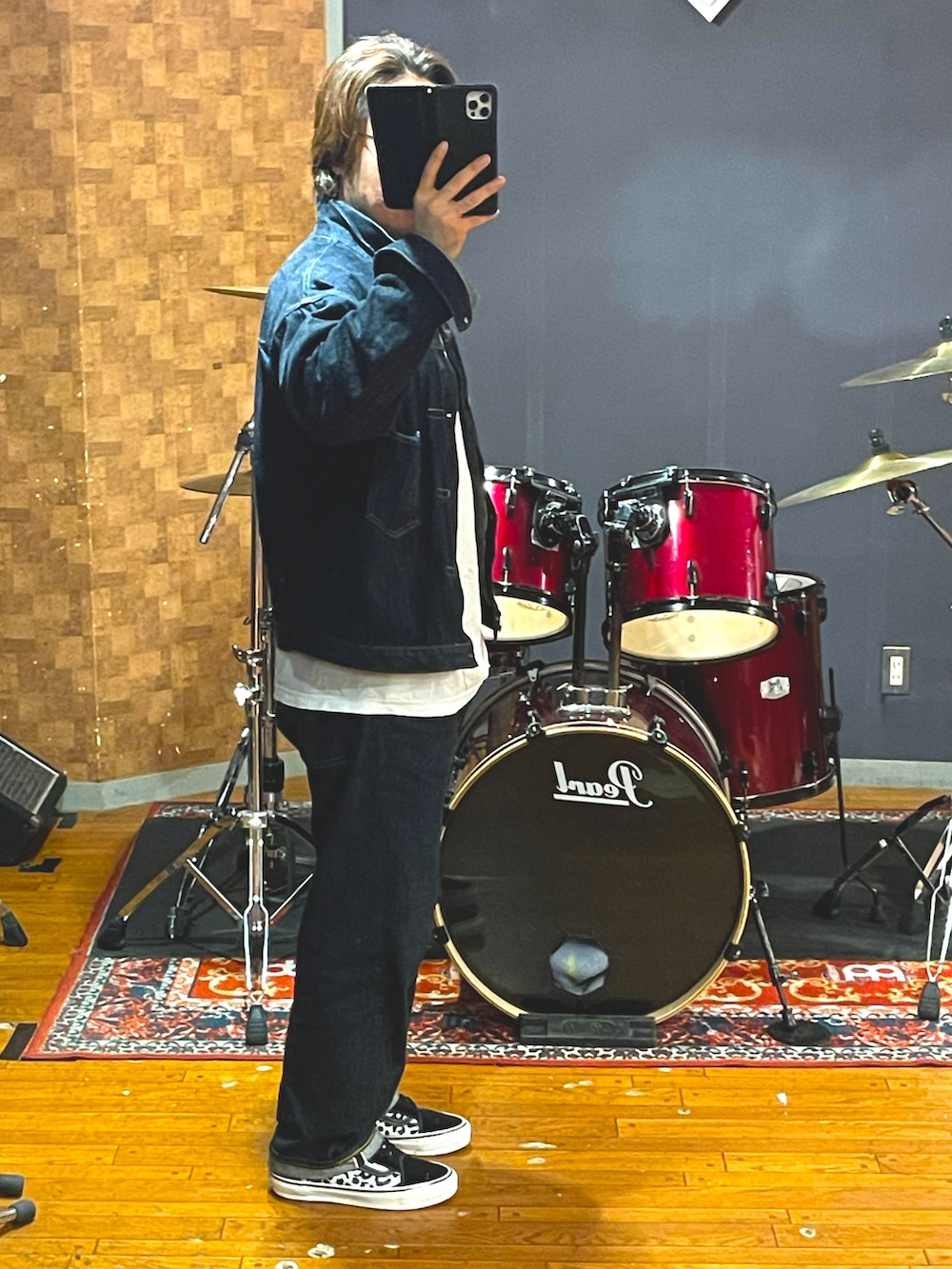 「wtaps、ONEPIECE OF ROCK、VANS、デニム、デニムジャケット、セットアップ、スニーカー、ストリート、シンプルコーデ、レイヤードスタイル、白Tシャツ、カジュアルコーデ、大人カジュアル、おしゃれさんと繋がりたい、いいね、save、フォローお願いします🤑」｜「onepiece of rockのアイテム（デニムジャケット、ブルー系）」を使った、minetoraさん（メンズ・171cm）の春コーディネートの3枚目の写真
