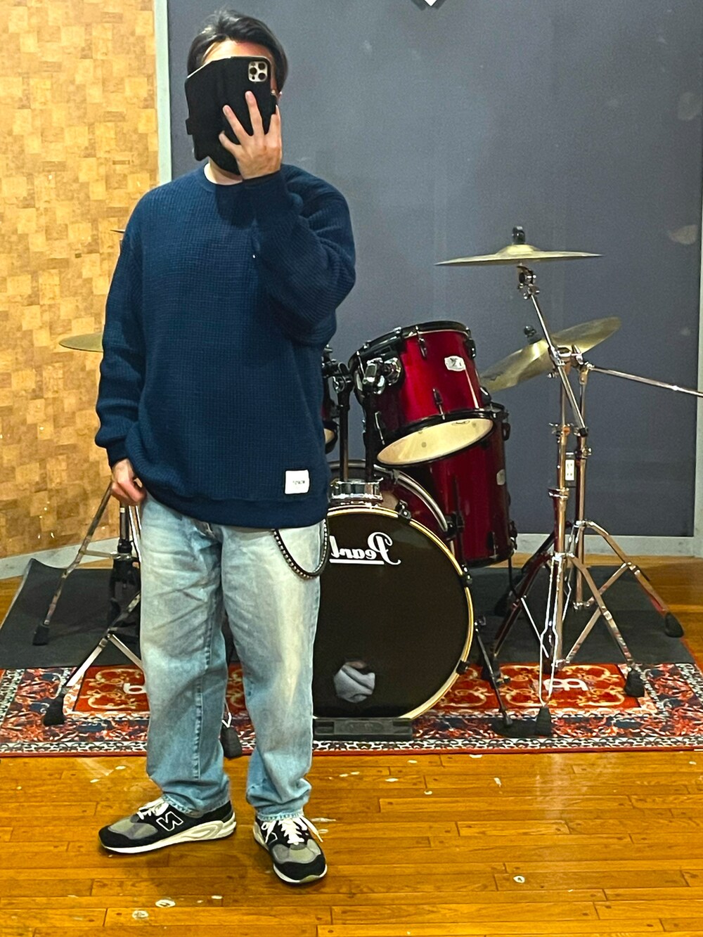 ブルー系のニット/セーター、ブルー系のデニムパンツ、ブルー系のスニーカーを着用したメンズの秋コーディネートの4枚目の写真