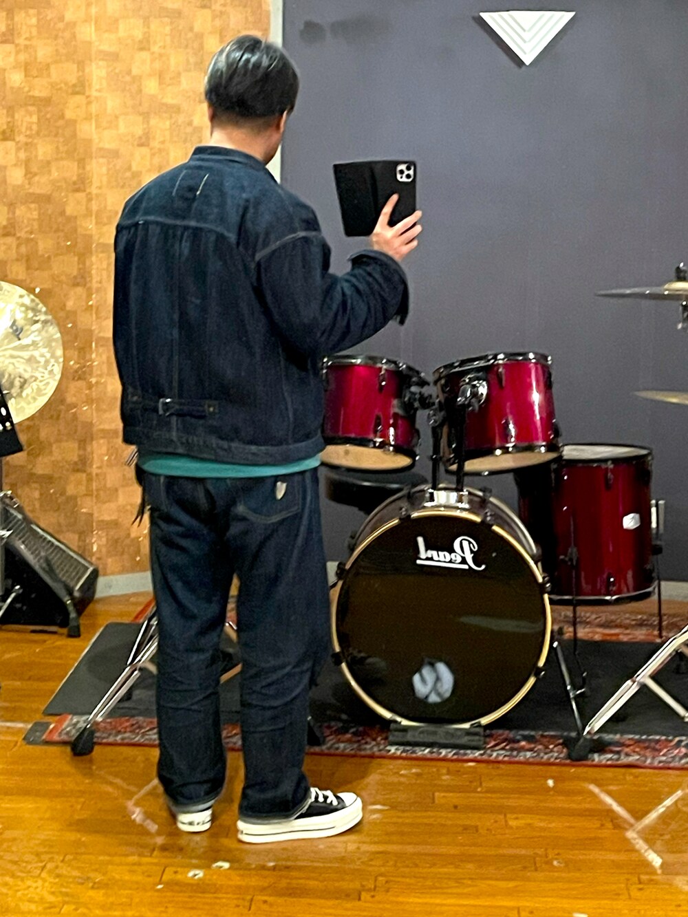 ブルー系のデニムジャケットを着用したメンズの冬コーディネートの3枚目の写真