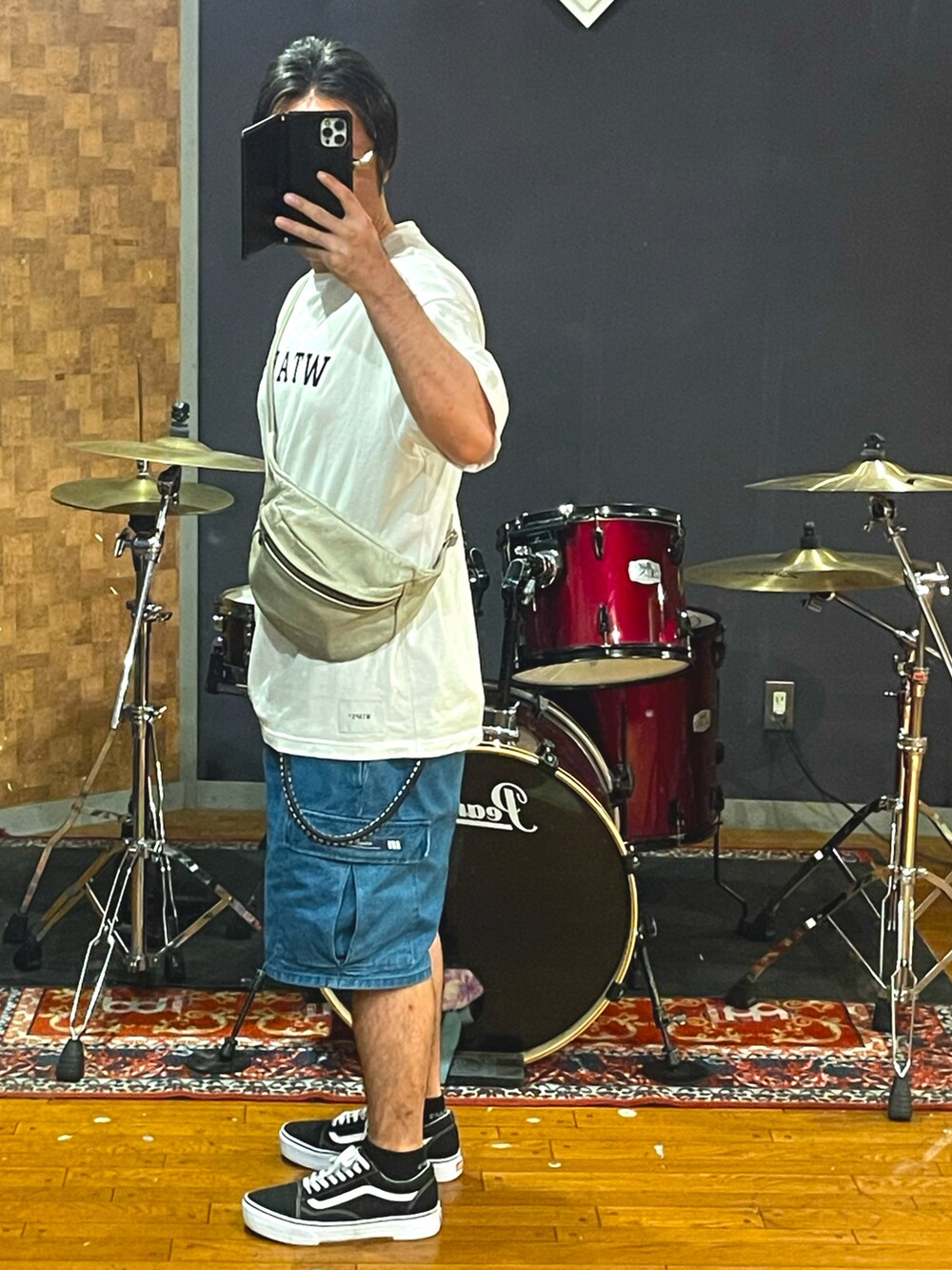 ホワイト系のTシャツ/カットソー、ホワイト系のショルダーバッグ、ブルー系のカーゴパンツを着用したメンズの秋コーディネートの4枚目の写真