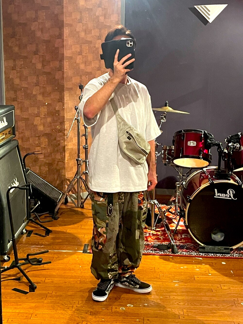 グレー系のTシャツ/カットソー、ホワイト系のショルダーバッグ、その他のカーゴパンツを着用したメンズの秋コーディネートの4枚目の写真