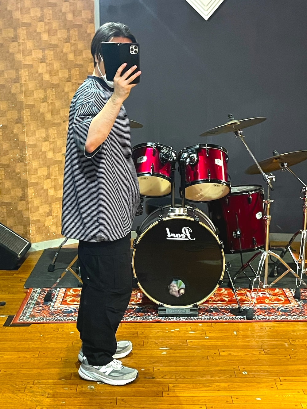 ブルー系のTシャツ/カットソー、ブラック系のカーゴパンツ、グレー系のスニーカーを着用したメンズの夏コーディネートの3枚目の写真