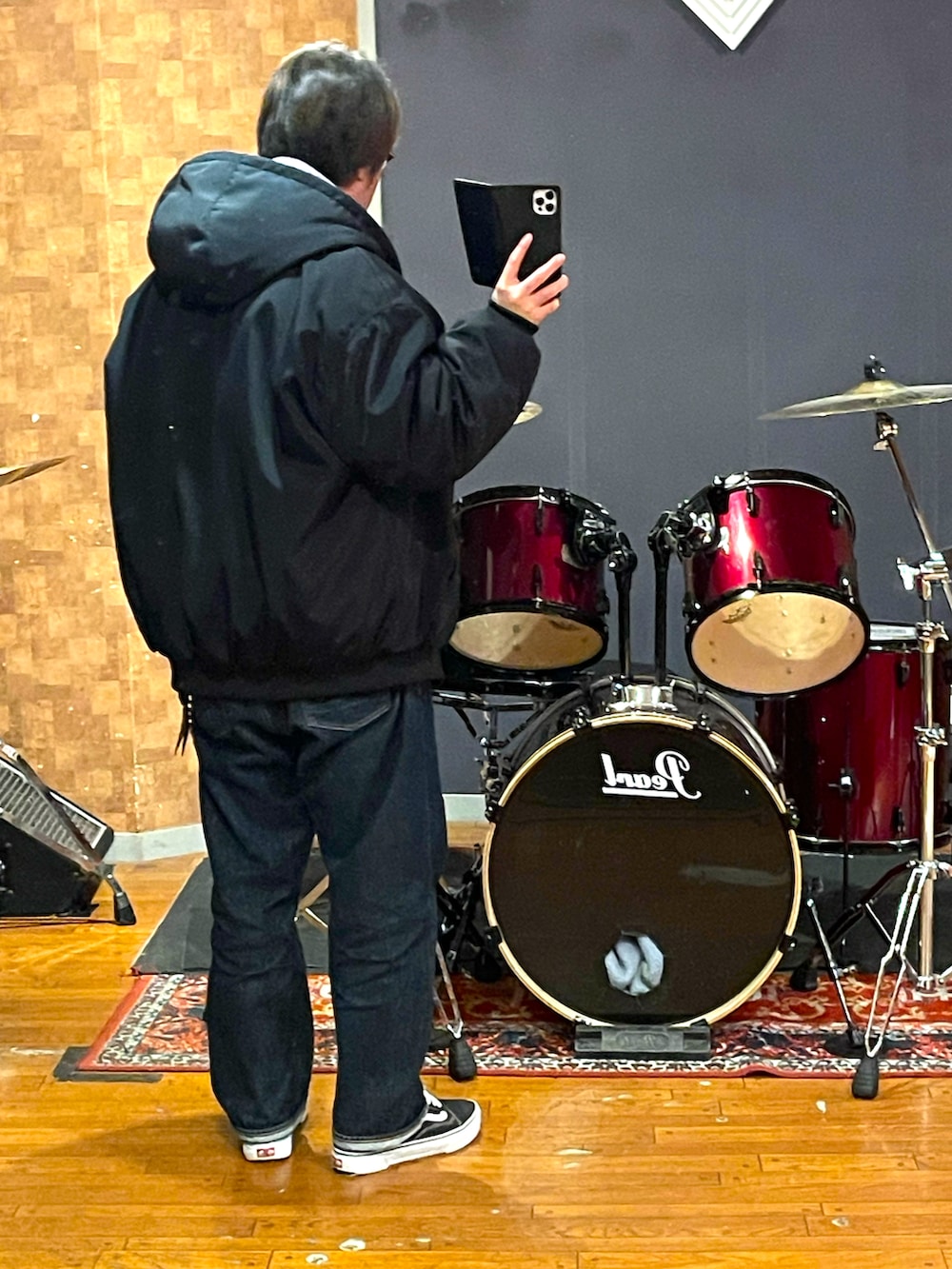 ブラック系のナイロンジャケット、パープル系のパーカー、ブルー系のデニムパンツを着用したメンズの冬コーディネートの4枚目の写真