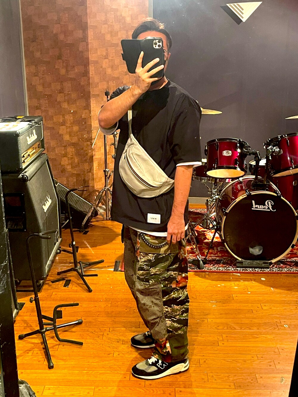 ブラック系のTシャツ/カットソー、ホワイト系のショルダーバッグ、その他のカーゴパンツを着用したメンズの秋コーディネートの3枚目の写真