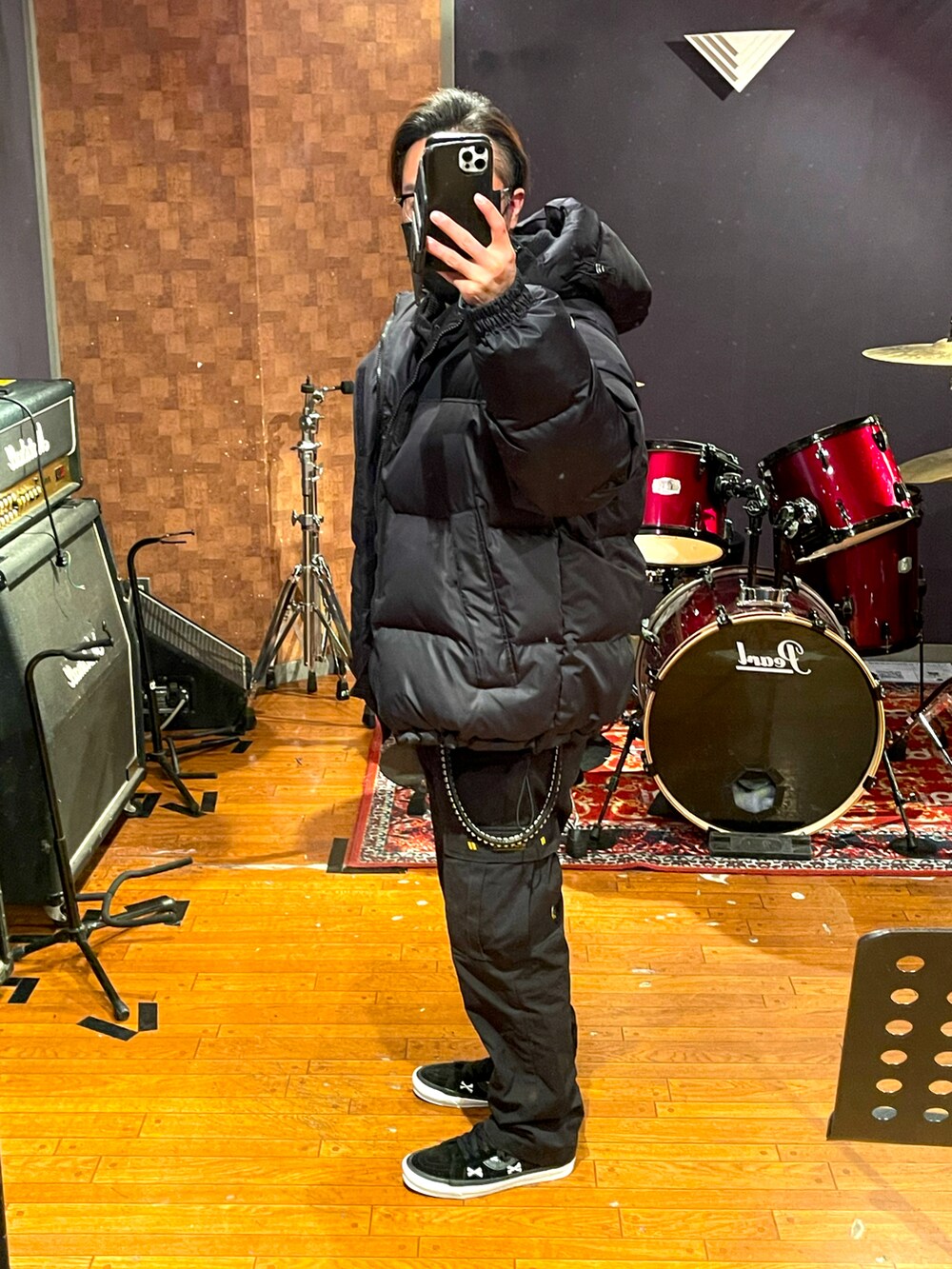 ブラック系のダウンジャケット/コート、ブラック系のトップス、ブラック系のカーゴパンツを着用したメンズの冬コーディネートの2枚目の写真