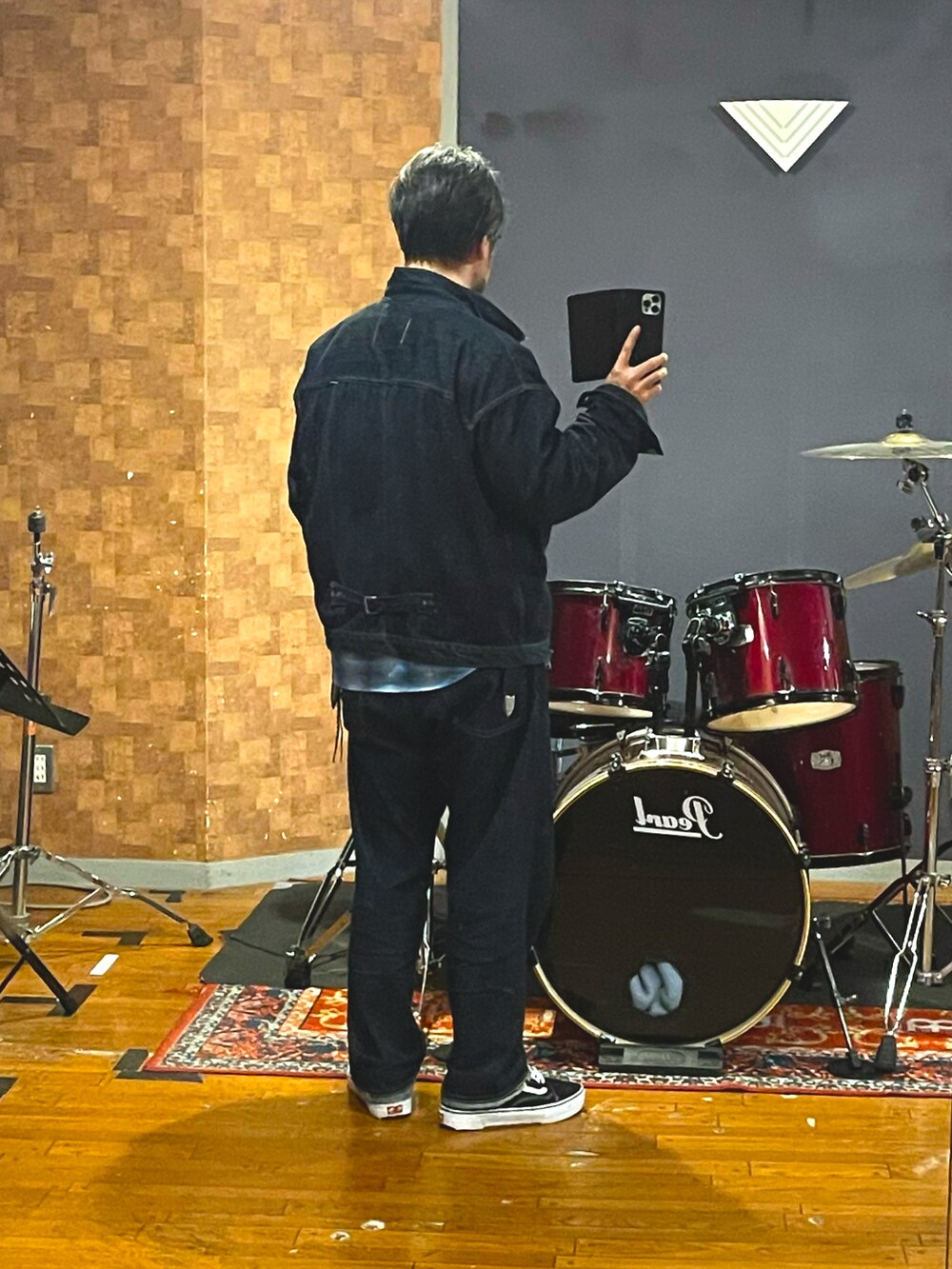 ブルー系のデニムジャケット、ブルー系のシャツ/ブラウス、ブラック系のスニーカーを着用したメンズの春コーディネートの4枚目の写真