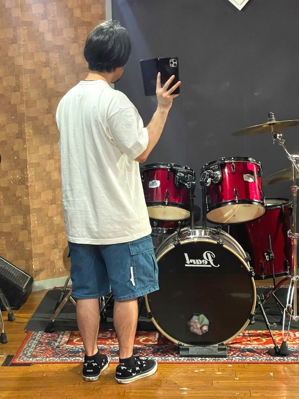 「ビッグシルエット、オーバーサイズ、ストリート、ラフ、カジュアル、大人カジュアル、スニーカー、カーゴパンツ、白Tシャツ、shorts、デニム、wtaps、VANS、シンプル、いいね、save、フォローお願いします🤑」｜「WTAPSのアイテム（Tシャツ/カットソー、ホワイト系）」を使った、minetoraさん（メンズ・171cm）の夏コーディネートの4枚目の写真