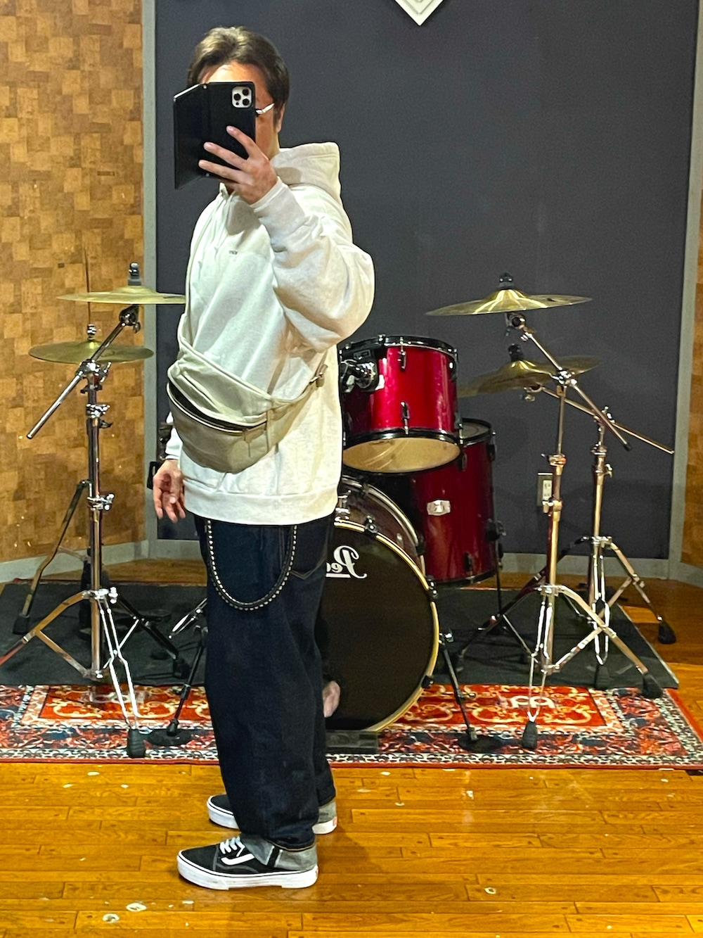 「wtaps、NEIGHBORHOOD、vanson、VANS、cahlumn、パーカー、デニム、スニーカー、大人カジュアル、シンプル、ストリート、カジュアル、お洒落さんとつながりたい、ビッグシルエット、オーバーサイズ」｜「WTAPSのアイテム（パーカー、グレー系）」を使った、minetoraさん（メンズ・171cm）の秋コーディネートの4枚目の写真
