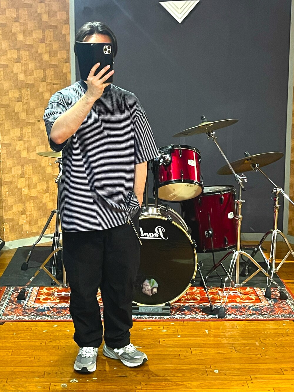 ブルー系のTシャツ/カットソー、ブラック系のカーゴパンツ、グレー系のスニーカーを着用したメンズの夏コーディネートの4枚目の写真