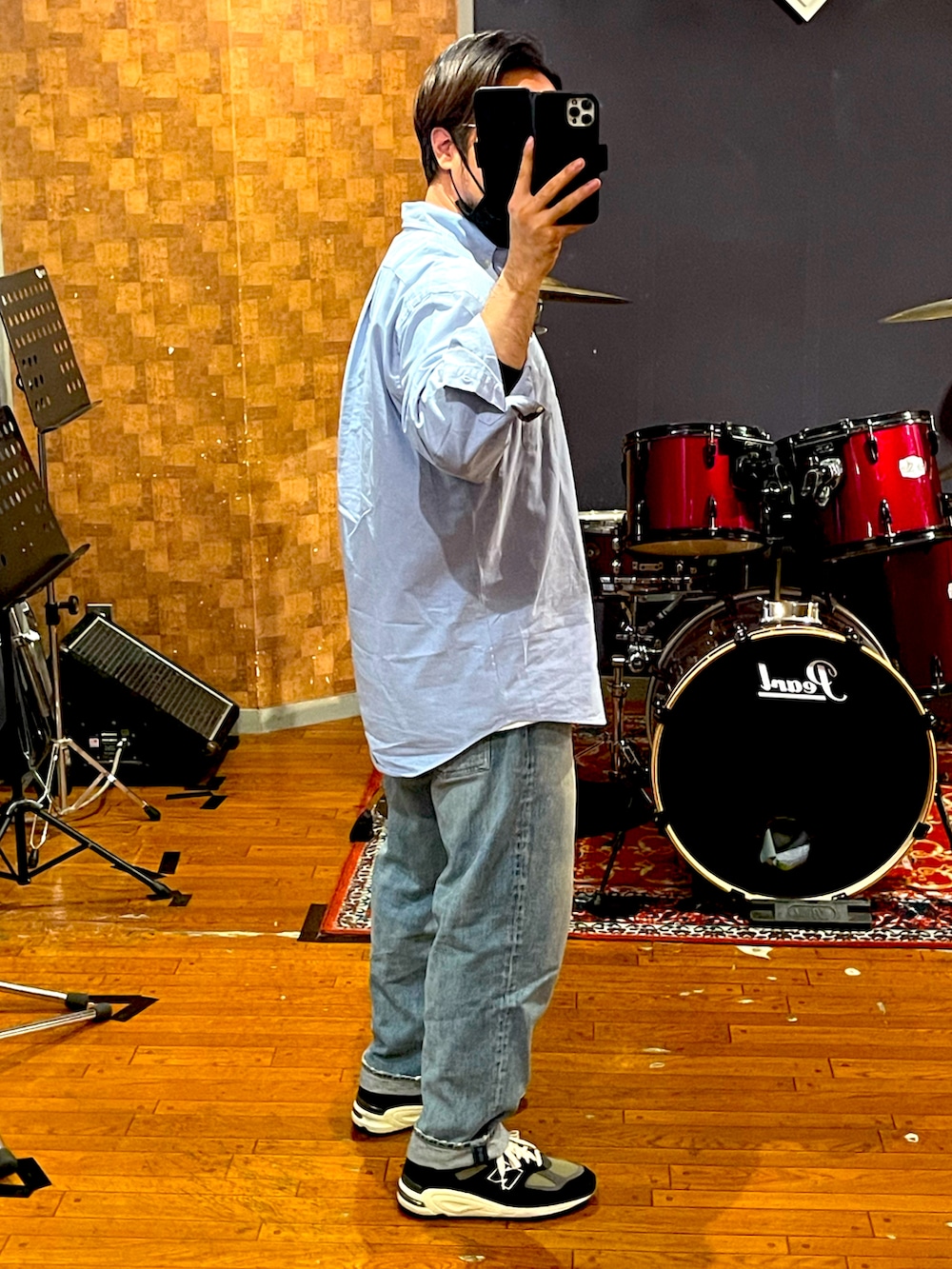 ブルー系のシャツ/ブラウス、ブルー系のデニムパンツ、ブルー系のスニーカーを着用したメンズの春コーディネートの2枚目の写真