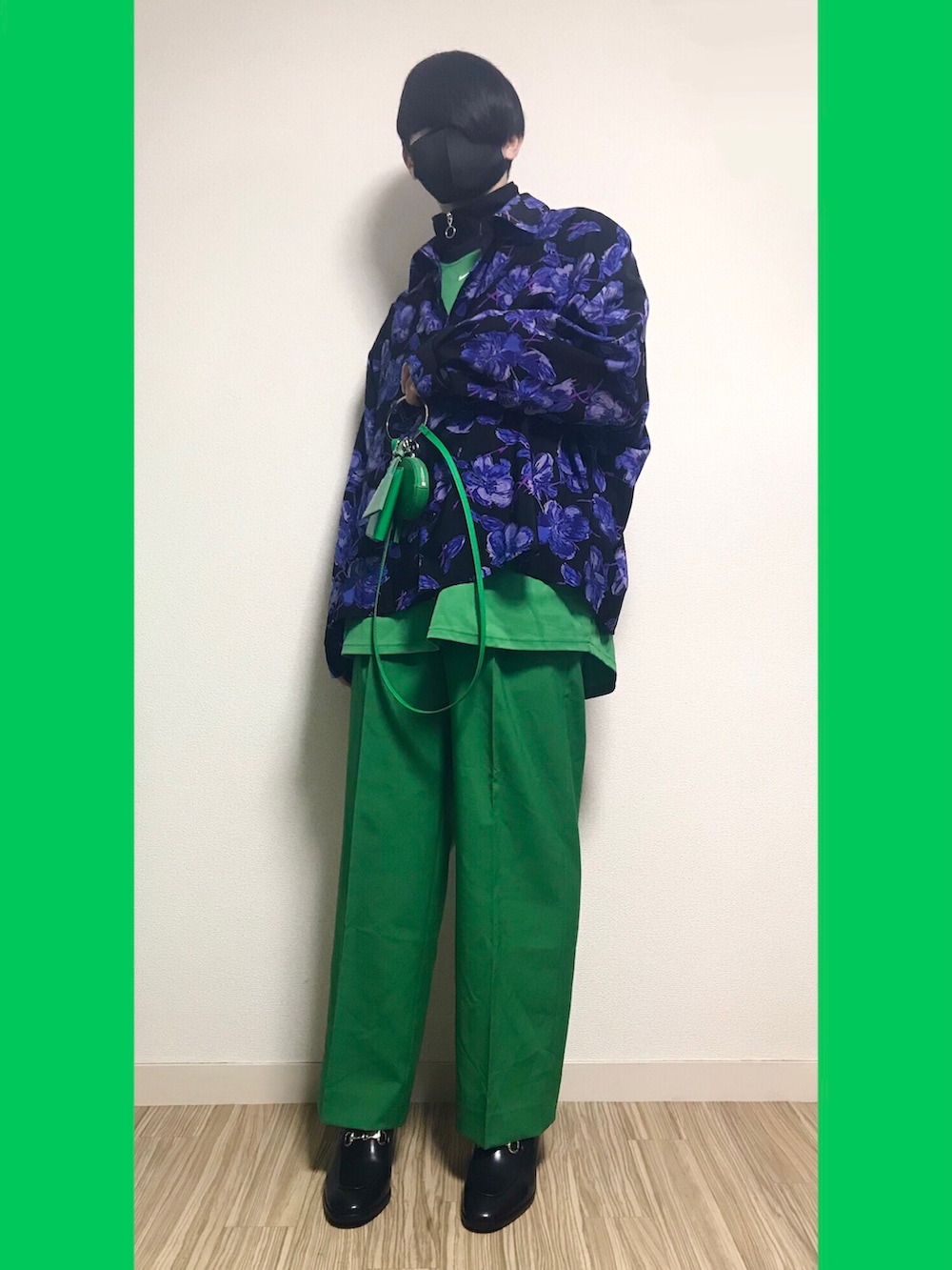 ブラック系のドレスシューズ、グリーン系のスラックス、ブラック系のシャツ/ブラウスを着用したメンズの冬コーディネートの2枚目の写真