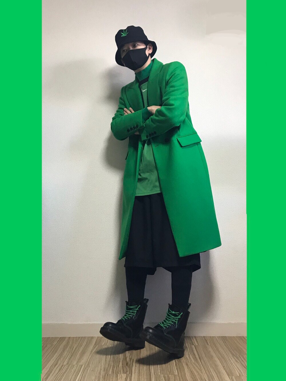 ブラック系のブーツ、ブラック系のパンツ、グリーン系のTシャツ/カットソーを着用したメンズの冬コーディネートの2枚目の写真